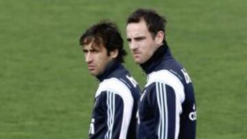<b>COMPAÑEROS. </b>Raúl y Metzelder coincidieron tres años en el Madrid.