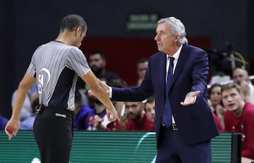 El entrenador del Barcelona, Svetislav Pesic, protesta una decisión al árbitro. 
