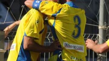 <b>FELIZ. </b>Velasco celebró así su gran gol ante el Roquetas en Carranza.