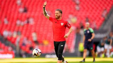 BILBAO, SPAIN - SEPTEMBER 04: Iker Muniain of Athletic Club acknowledges the fans prior to the LaLiga Santander match between Athletic Club and RCD Espanyol at San Mames Stadium on September 04, 2022 in Bilbao, Spain. (Photo by Juan Manuel Serrano Arce/Getty Images)