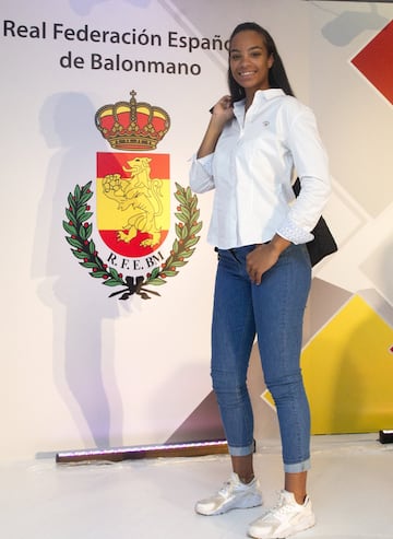 Hija de padre senegalés y madre canaria, esta lateral zurda de 19 años y 1,88 metros pasa por ser el futuro de la Selección femenina de balonmano.