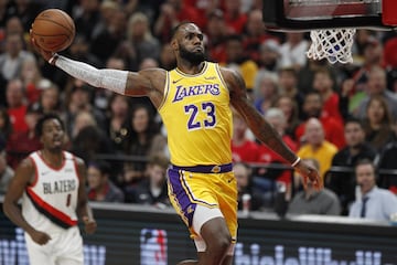 LeBron James debuta con los Lakers con derrota