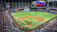 Miami (United States), 11/03/2023.- Venezuela and Dominican Republicís teams line up before the beginning of their 2023 World Baseball Classic Pool D match at loanDepot park baseball stadium in Miami, Florida, USA, 11 March 2023. (República Dominicana, Estados Unidos) EFE/EPA/CRISTOBAL HERRERA-ULASHKEVICH
