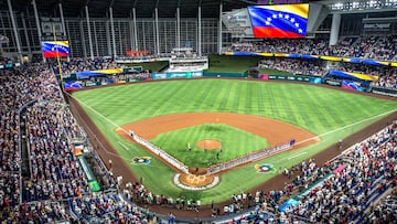 Miami (United States), 11/03/2023.- Venezuela and Dominican Republicís teams line up before the beginning of their 2023 World Baseball Classic Pool D match at loanDepot park baseball stadium in Miami, Florida, USA, 11 March 2023. (República Dominicana, Estados Unidos) EFE/EPA/CRISTOBAL HERRERA-ULASHKEVICH
