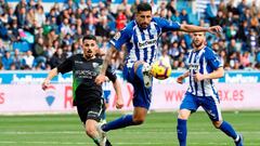 Guillermo Marip&aacute;n controla la pelota frente al Huesca en La Liga.