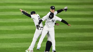 New York (United States), 14/10/2024.- (L-R) Yankees Alex Verdugo, Aaron Judge and Juan Soto celebrate after winning game one of the Major League Baseball (MLB) American League Championship Series between the Cleveland Guardians and the New York Yankees in the Bronx borough of New York, New York, 14 October 2024. The League Championship Series is the best-of-seven games. The winner of the American League Championship Series will face the winner of the National League Championship Series to advance to the World Series. (Liga de Campeones, Nueva York) EFE/EPA/CJ GUNTHER