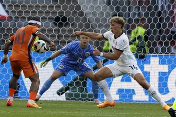 Memphis controla el balón que supuso el empate a dos. El VAR lo revisó por posible mano, pero fue válido.