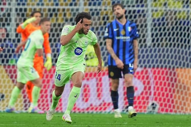 Eric García del Barcelona celebra tras anotar el 1-2.