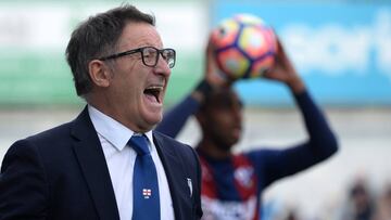 Juan Antonio Anquela da instrucciones desde la banda durante un partido del Oviedo.