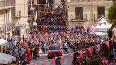 El pelot&oacute;n toma la salida en Alcamo en la segunda etapa del Giro de Italia 2020.