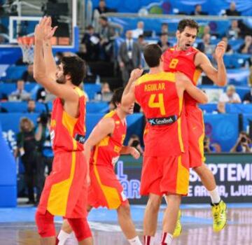 Ricky Rubio, Aguilar y Calderón celebran una canasta.