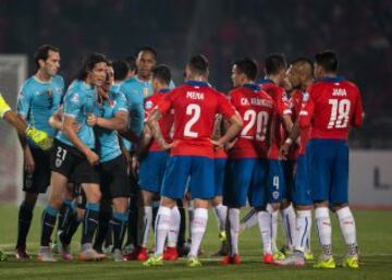 Copa América de Chile 2015. La Roja elimina a Uruguay en cuartos de final con el solitario gol de Mauricio Isla, en un partido marcado por la polémica provocación de Gonzalo Jara a Edinson Cavani. El defensor chileno tocó al delantero en el trasero, lo que provocó la reacción de Cavani y su posterior expulsión. Más tarde también fue expulsado Fuscile, por una fuerte falta sobre Alexis Sánchez, y hasta Tabárez cio la roja por entrar a reclamar a la cancha.