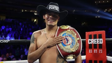 Emanuel 'Vaquero' Navarrete posa con el campeonato de la OMB.