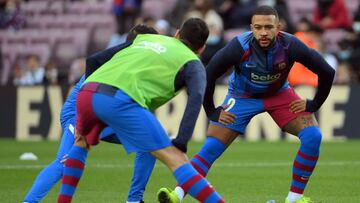 Memphis Depay durante el calentamiento antes del partido.