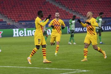 0-3. Ousmane Dembélé celebró el tercer gol, que marcó de penalt,i con Martin Braithwaite.