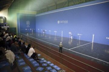 Un momento del partido que las parejas formadas por Imanol López, zaguero, y Jean Olaran, delantero, disputan frente a Txabi Inza, zaguero, e Iñaki Goikoetxea, delantero, correspondiente a la final del Abierto Villa de Madrid de pelota vasca 