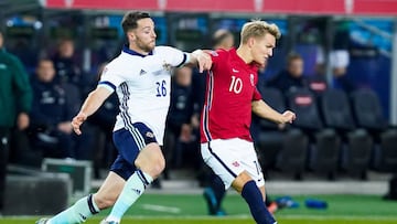 Odegaard da un pase durante el partido contra Irlanda del Norte.