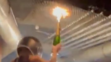 Mujer con casco de moto, botella de champán y bengala en el local incendiado de Crans-Montana, Suiza, en Nochevieja 2025-2026