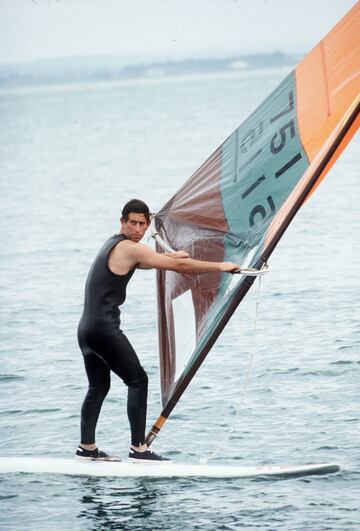 El pr¨ªncipe de Gales practicando windsurf en Cowes, en la Isla de Wight, en Inglaterra.