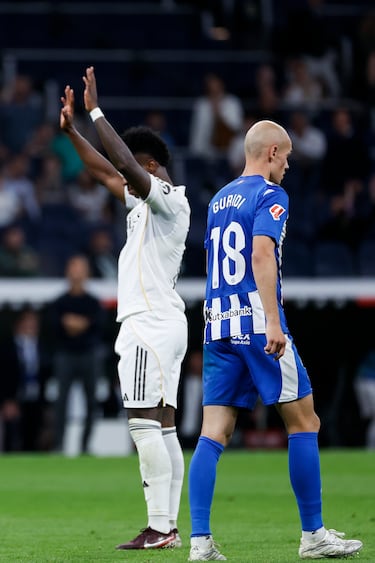 Vinicius, tras marcar el segundo gol, hizo el gesto claro de llevarse las manos al pecho y levantar las palmas, una señal habitual de disculpa dirigida a la grada, sin una celebración efusiva. El gesto fue interpretado como una disculpa por momentos anteriores del partido y por la tensión con parte del público del Bernabéu, que venía pitándole antes del gol. En el momento del gesto de perdón, se escuchó una mezcla de aplausos y silencio, con algunos pitidos aislados que se fueron apagando poco a poco.