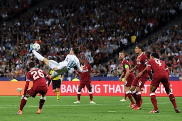 Gareth Bale dejó uno de los mejores goles en una final de la Champions. El extremo galés fue suplente en Kiev, en la Decimotercera de 2019, pero acabó siendo el jugador más valioso de la final. Pasada la hora de juego, Zidane da entrada al ‘11’ blanco al terreno de juego, y le bastan apenas 3 minutos para marcar el que fue el 2-1. El Liverpool recordará aquella final por el infortunio que corrió su guardameta, Loris Karius. Primero sucumbió ante Karim Benzema, para volver a fallar frente a Gareth Bale. Fue un disparo lejano, pero la potencia pudo jugarle una mala pasada al alemán. Nada pudo hacer ante la chilena que anotaría en el 83’ de partido. Una auténtica obra de arte que pasó al recuerdo de las finales europeas. Bale fue titular en dos de las cinco Champions que ganó, y solamente se quedó sin jugar en la Decimocuarta de París. En 2017, en su tierra natal, Cardiff; incitó a que jugara en su lugar Isco, ya que no se sentía seguro por las lesiones. En la Décima marcó el 2-1 ante el Atlético de Madrid en Lisboa, y en Milán (Undécima Champions, 2016) ante los rojiblancos marca en la tanda de penaltis, a pesar de haber acabado prácticamente cojo el partido. 