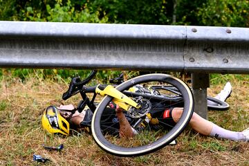 La neerlandesa Eva van Agt, del Jumbo-Visma, sufrió una aparatosa caída durante la segunda etapa del Tour femenino, con un recorrido de 151,7 kilómetros entre las localidades de Clermont-Ferrand y Mauriac. La imagen de la ciclista tirada en el suelo, bajo el guardarraíl y con la bicicleta sobre su cuerpo, resulta sobrecogedora.