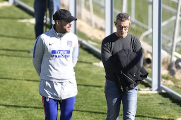 Simone hablando junto al director deportivo del Atlético de Madrid, Andrea Berta. 