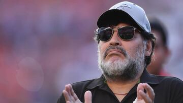 Diego Maradona fue operado con éxito de la rodilla derecha