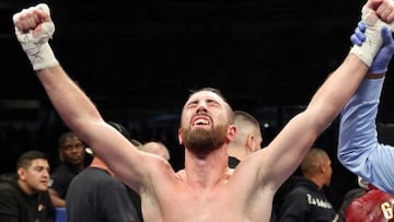 Sandor MartIn celebra su victoria sobre Mikey García.