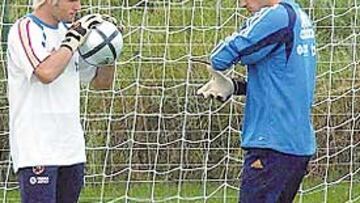 Iker y Cañizares dan seguridad a la portería de la selección