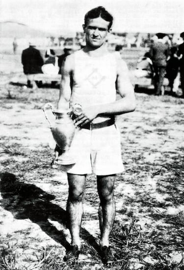 Fue uno de los grandes triunfadores de los terceros Juegos de la Era Moderna, que venció venció en 60, 100 y 200 metros.