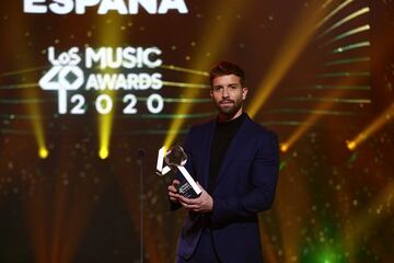 Pablo Alborán con su premio por el Mejor Videoclip 'Tabú' en la Categoría España.