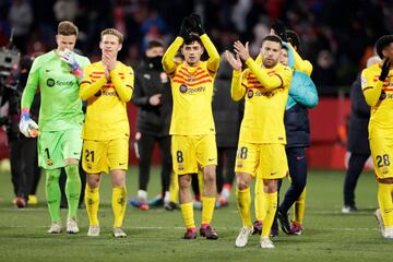 Jordi Alba del FC Barcelona celebra la victoria con Frenkie de Jong del FC Barcelona, Pedri Gonzalez del FC Barcelona, Marc Andre ter Stegen del FC Barcelona durante el partido de La Liga Santander entre Girona v FC Barcelona en el Estadi Municipal Montilivi.