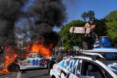 Un coche es vandalizado mientras otro se incendia cerca del Centro de Detención Metropolitano del centro de Los Ángeles.

 