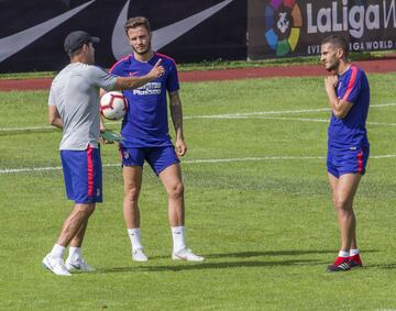 Simeone mantuvo una larga charla con Saúl y Koke.