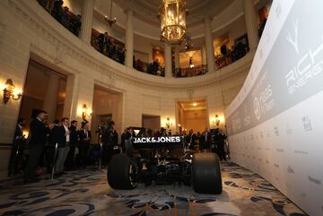 El Royal Automobile Club fue el lugar elegido para la presentación del nuevo monoplaza de la escudería Haas F1 Team que tendrá de pilotos a Grosjean y Magnussen. 