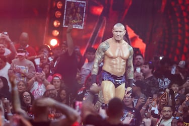 Randy Orton hace su entrada al recinto antes de enfrentarse a Cody Rhodes por el Campeonato Indiscutido de la WWE, en la primera noche de WrestleMania 42, celebrada en el Allegiant Stadium de Las Vegas.