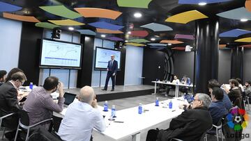 Javier, director general de LaLiga, expone a los periodistas el informe económico.