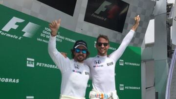 Fernando Alonso y Jenson Button, en el podio del circuito de Interlagos tras caer en la Q1 del Gran Premio de Brasil