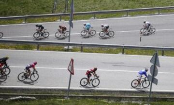 Los ciclistas descienden el puerto de Envalira.