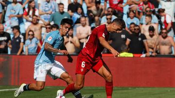 El entrenador del Celta de Vigo Hugo Sotelo pelea por el balón con Lucas Torró