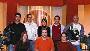 <b>LOS RESPONSABLES.</B> Mel Otero (sentado en el centro) junto al resto del equipo de A todo deporte.