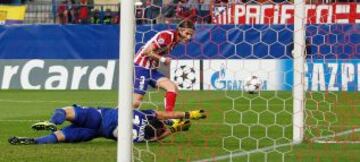 Filipe Luís marca el 3-0.