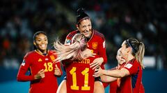 Jenni Hermoso se abraza con Alexia Putellas tras el segundo gol de la selección española femenina.