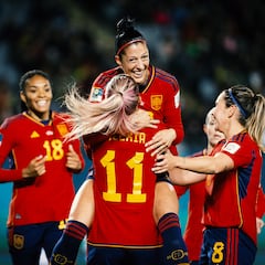 Jenni Hermoso se abraza con Alexia Putellas tras el segundo gol de la selección española femenina.