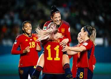 Jenni Hermoso se abraza con Alexia Putellas tras el segundo gol de la selección española femenina.