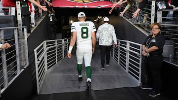 GLENDALE, ARIZONA - NOVEMBER 10: Aaron Rodgers #8 of the New York Jets walks off the field after losing to the Arizona Cardinals 31-6 at State Farm Stadium on November 10, 2024 in Glendale, Arizona. Norm Hall/Getty Images/AFP (Photo by Norm Hall / GETTY IMAGES NORTH AMERICA / Getty Images via AFP)