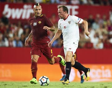 Michael Krohn-Dehli y Radja Nainggolan.