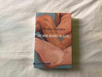 'Sus hijos después de ellos' es el Premio Goncourt, el más importante francés, del a?o 2018. El relato de los a?os jóvenes, entre el deseo sexual y la rabia, en una ciudad industrial decadente, dos jóvenes (algo así como el reverso de 'De acero' o la saga 'La amiga estupenda' de Elena Ferrante), que resulta fascinante, sobre todo a ellos, donde se encuentran, como una tela de ara?a de la que ya no te puedes soltar.