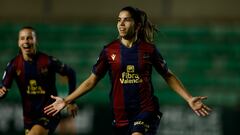 Alba Redondo celebra un gol.